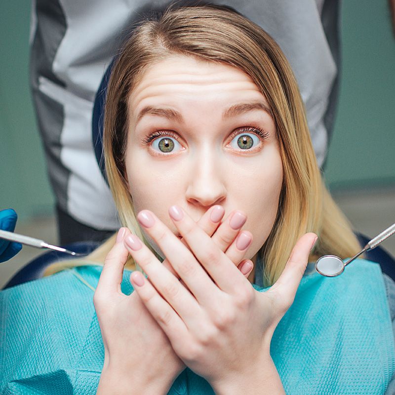 Frau mit Angst vor Zahnarzt