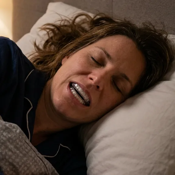 Frau mit Schnarchschiene Schnarcherschiene